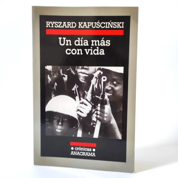 Un día más con vida. Ryszard Kapuściński, książka po hiszpańsku