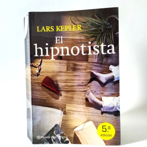 La novela que esperaban los fans del género negro sueco. Una familia es asesinada a sangre fría. El único superviviente de la masacre es Joseph, que tiene tan sólo quince años. Joona Linna, el detective encargado de la investigación, convence a Erik Maria Bark, médico experto en tratamientos de shock y traumas, para que someta al chico a una sesión de hipnotismo y así desvelar qué ocurrió la noche anterior.