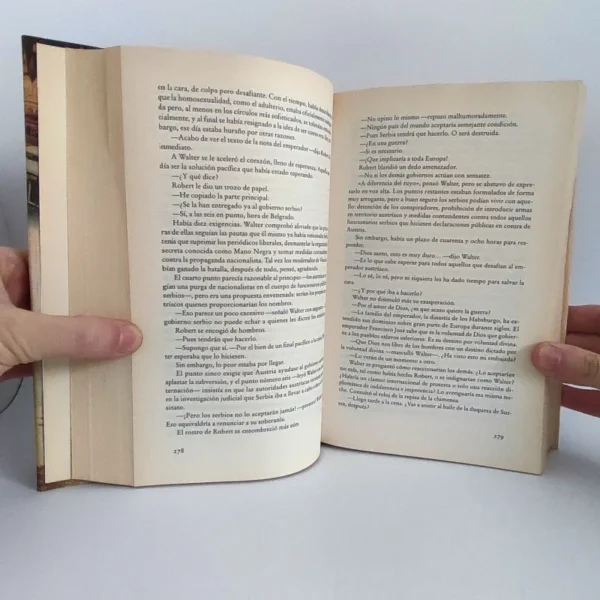 La caída de los gigantes. Ken Follett, książka po hiszpańsku